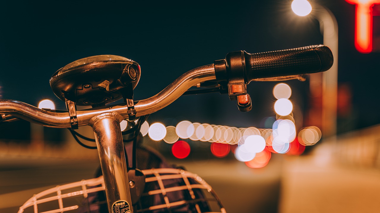 Bicycle Night Car Road Black  - jcx516 / Pixabay