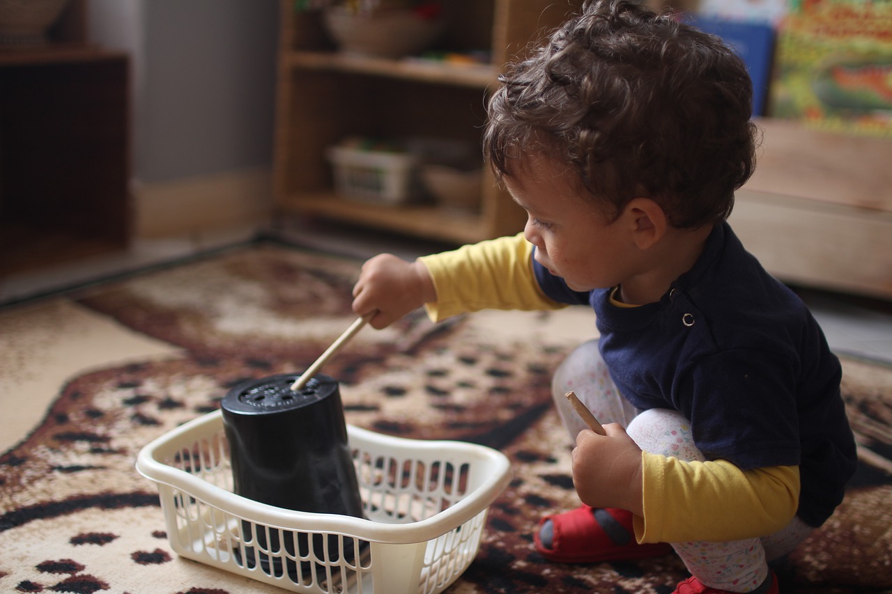 Toddler Playing Montessori Diy  - zolashelton / Pixabay